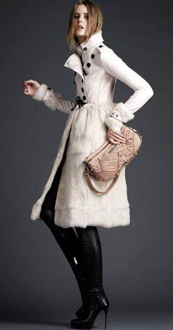 Burberry純白皮草製成的高腰長裙特殊有型，展現皮草設計的創新思維。圖／Bu...