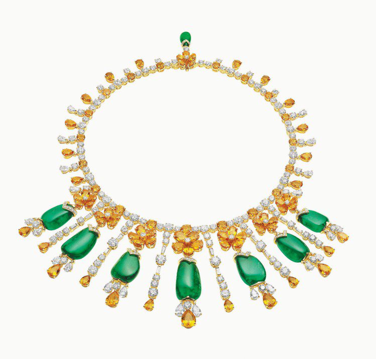 BVLGARI是彩寶之王，圖中項鍊是18K黃金鑲嵌祖母綠，搭配鑽石和碧璽。圖／BVLGARI提供