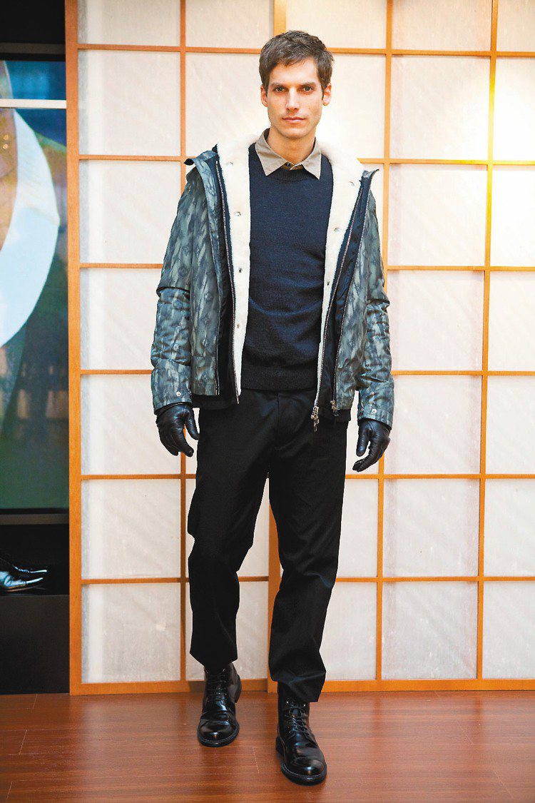 男裝從日本文化擷取靈感，外套上有渲染般的Monogram花紋。圖／LV提供