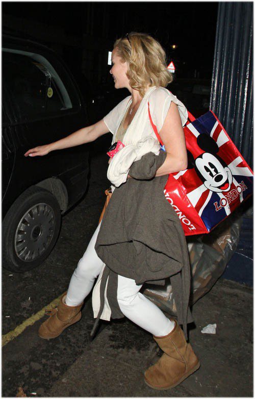 英國星光大道評審Amanda Holden背著一款Disney商店的英國國旗購物...