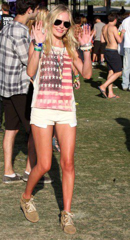 凱特柏絲沃在今年的草地音樂節上，身穿美國國旗仿舊印花長版背心。圖／達志影像提供