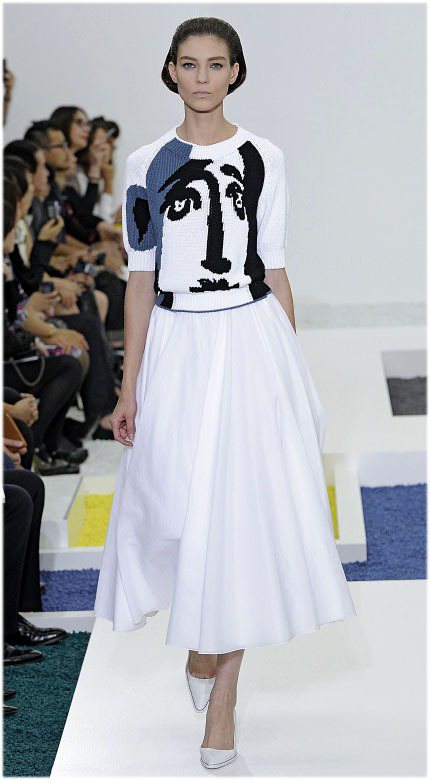 畢卡索的畫作印在純白針織衫上，搭上一件白色A字裙，純淨的配色清新迷人，藍白交錯的臉孔又不失逗趣感。圖／達志影像