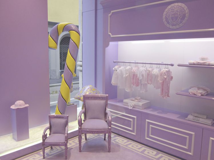 店內的裝潢整體以粉嫩夢幻的紫色為主，還有著大型的柺杖糖佇立在店內，絕對會讓孩子們興奮不已。圖／she.com.tw提供