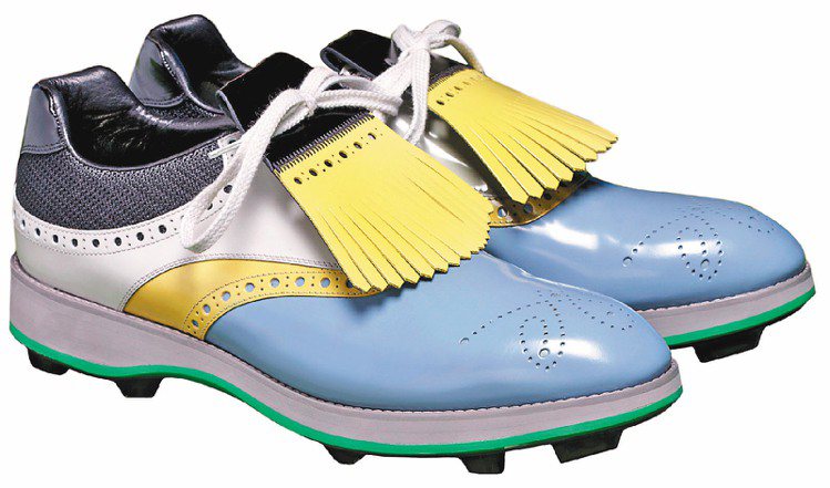 春夏男生高爾夫球鞋有多種顏色拼貼、26,000元。圖／PRADA提供