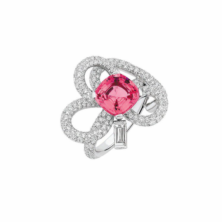 香奈兒緞帶蝴蝶結粉紅藍寶石戒指，134萬2,000元。圖／CHANEL提供