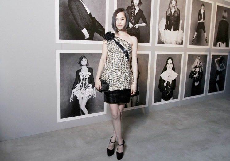 香奈兒在東京舉辦「黑色小外套」攝影展，水原希子穿黑白色系小禮服與會。圖／CHANEL提供