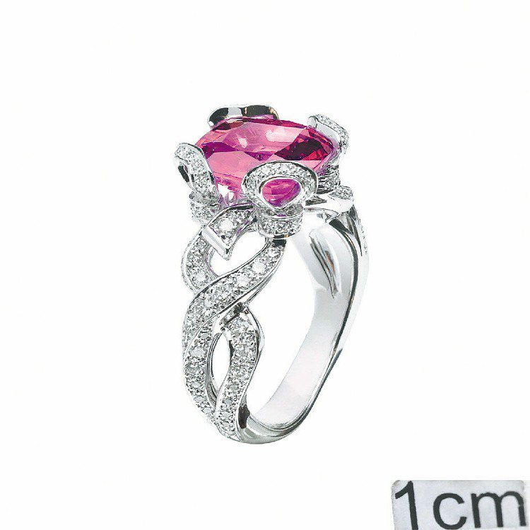 Dior限定101店開幕推Angelique 定情系列搭配4.64克拉粉紅剛玉戒指，170萬元。圖／Dior提供