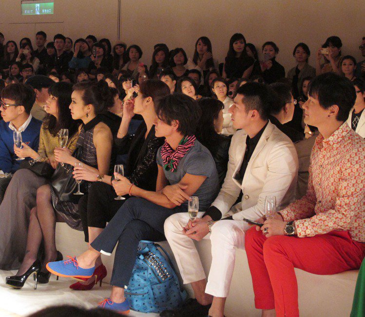 （左起）路嘉怡、髮型師Tony、郭鑫、何篤霖到場看秀。記者吳曉涵／攝影