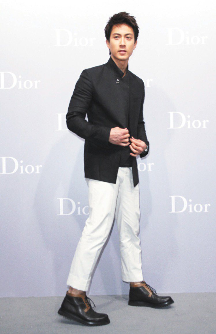 吳尊Dior Homme黑色外套99,000元、T恤15,000元、褲子29,000元。記者陳俊吉／攝影