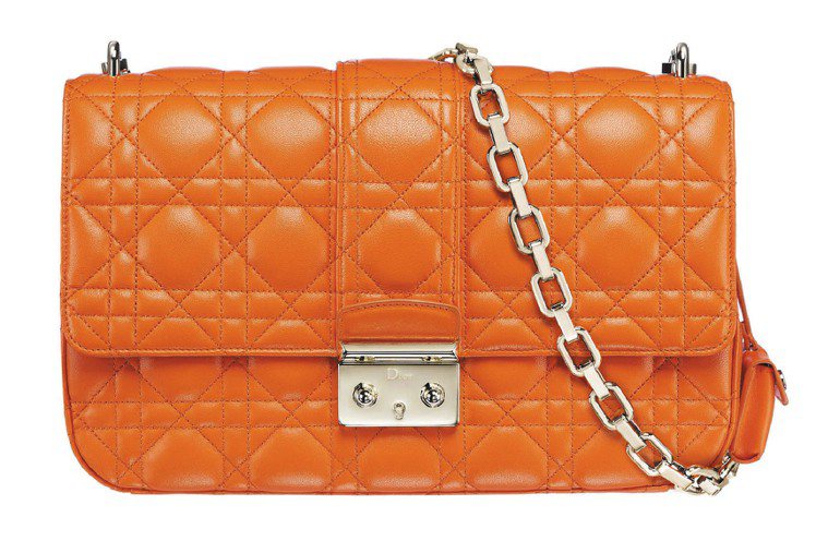 Dior Miss Dior橘色羊皮藤格包 、105,000元。圖／Dior提供