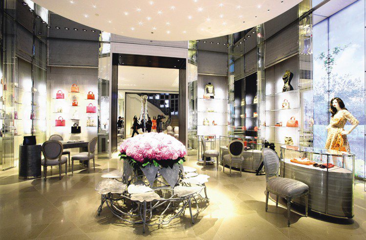 Dior台北101旗艦店以法式優雅宅邸為靈感，每個房間以商品與裝潢細節區隔。記者...