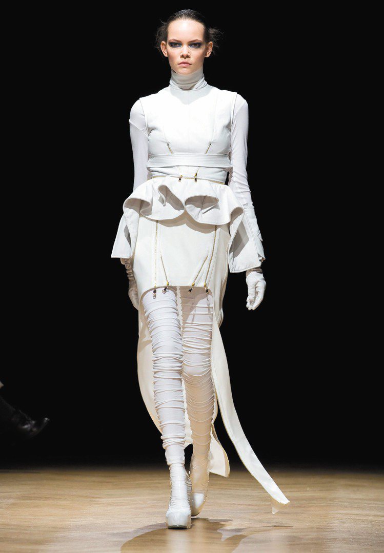 大陸設計師Masha Ma今年首度登上秋冬巴黎時裝周，她的服裝因女神卡卡喜愛，備受矚目。圖／歐新社