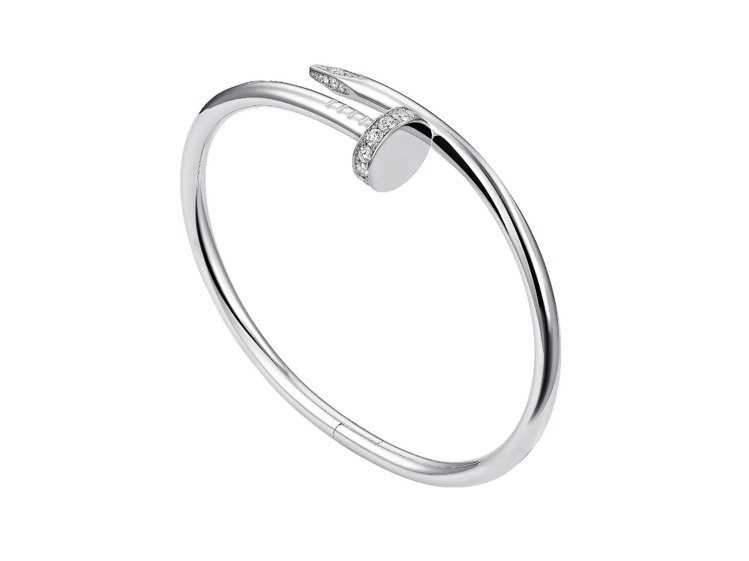 Juste un Clou系列手環，18K白金小型款鑲鑽約37萬元、無鑲鑽款約21萬3,000元。圖／卡地亞提供