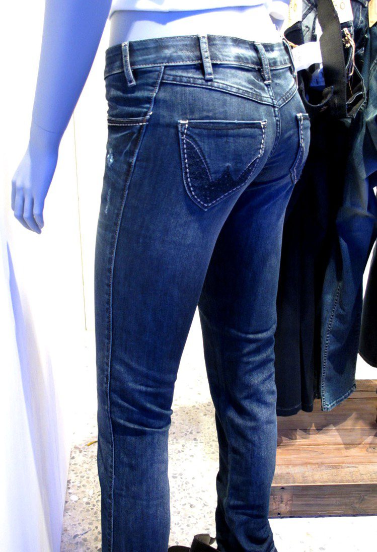 「塑型系列」褲頭處加入鬆緊帶設計包覆女性腰臀，在視覺上創造提臀效果。記者吳曉涵／攝影