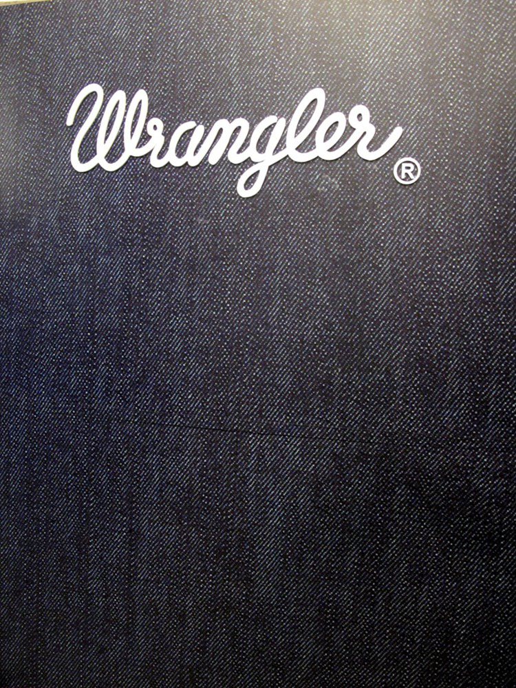 Wrangler春夏發表會場入口處牆面打造「假丹寧」視覺，非常可愛。記者吳曉涵／攝影