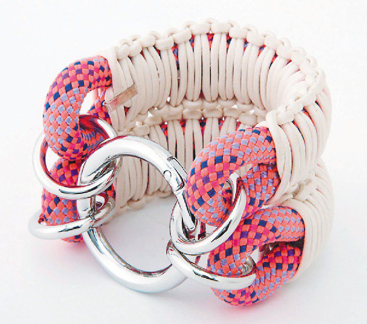 粉紅螢光綁繩手鍊，6,400元。圖／giuliano Fujiwara提供