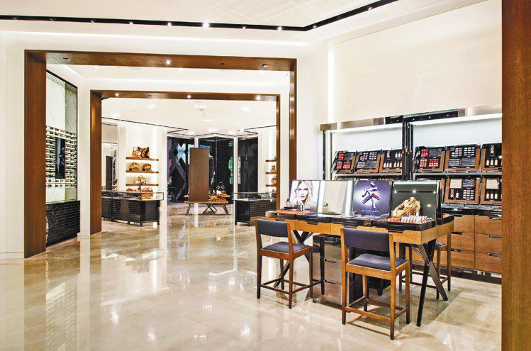 BURBERRY台北101旗艦店，引進全系列商品，包括美妝商品。圖／BURBERRY提供