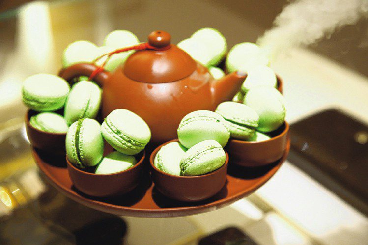 呼應LV101旗艦店台灣文化，派對食物裝置在茶壺與茶杯組合裡。圖／LV提供