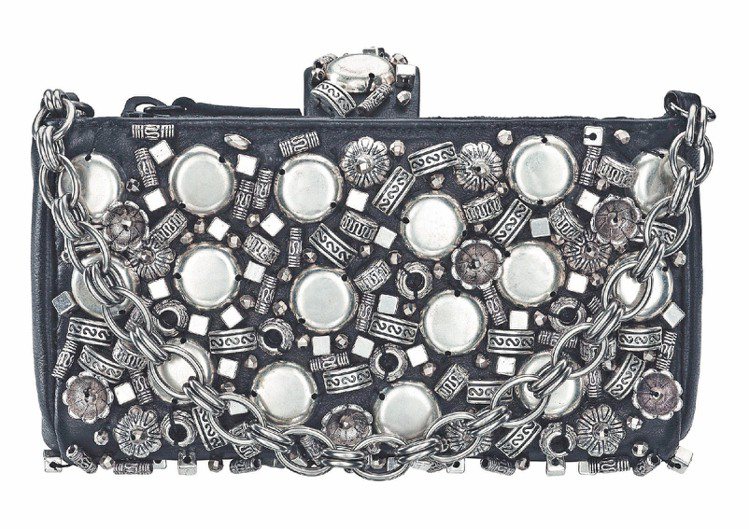 銀色雕刻金屬刺繡手機包，16萬5,600元。圖／CHANEL提供