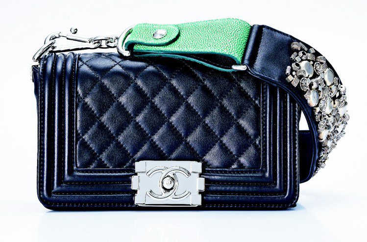 黑色小羊皮Boy Chanel包，刺繡金屬片背帶，28萬6,200元。圖／CHANEL提供