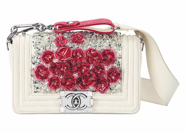 紅色花卉亮片刺繡白色小羊皮Boy Chanel包，27萬6,800元。圖／CHANEL提供