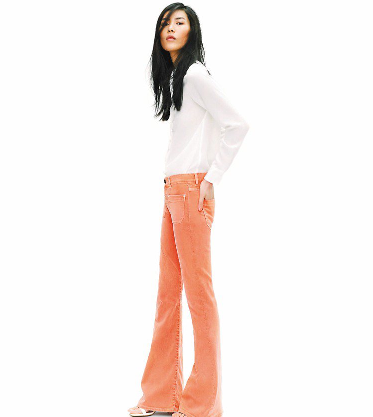 ZARA找來大陸超模劉雯展現螢光色調的流行褲款。圖／ZARA提供
