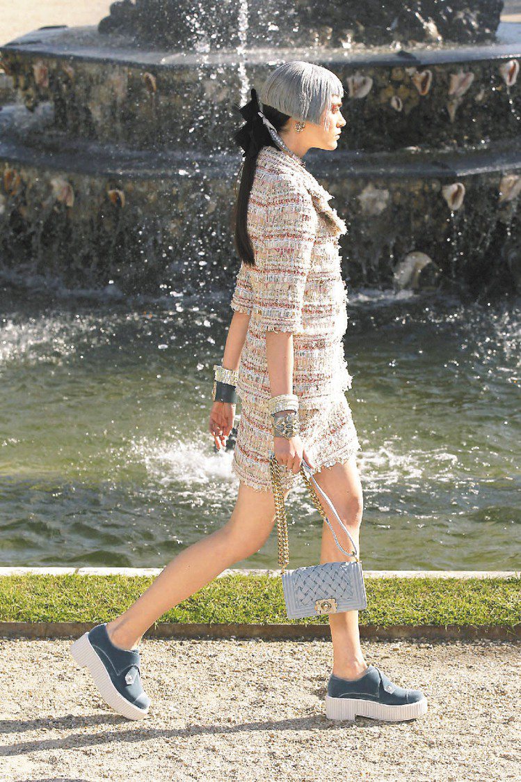 優雅套裝搭配厚底鞋也為香奈兒2013春季服飾增添一絲俏皮。圖／路透