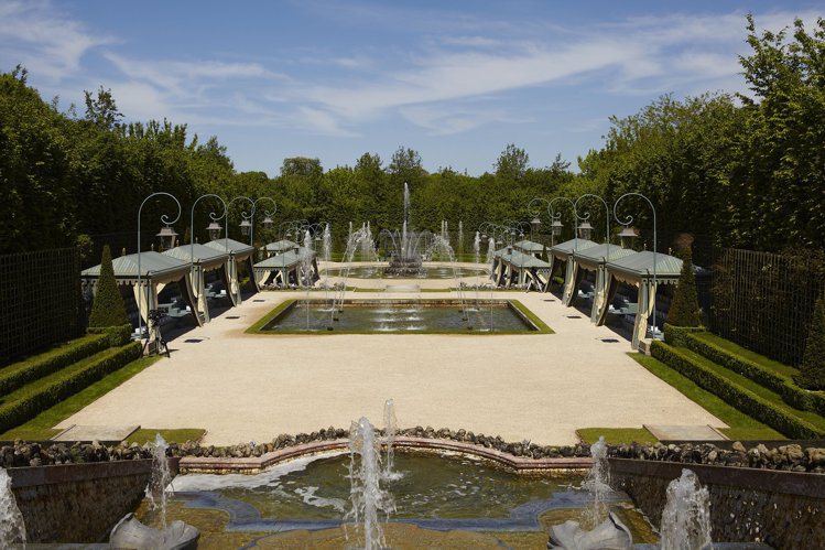 香奈兒早春秀選在凡爾賽宮花園發表，是昔日瑪麗安東尼皇后優雅散步的地方。圖／CHANEL提供