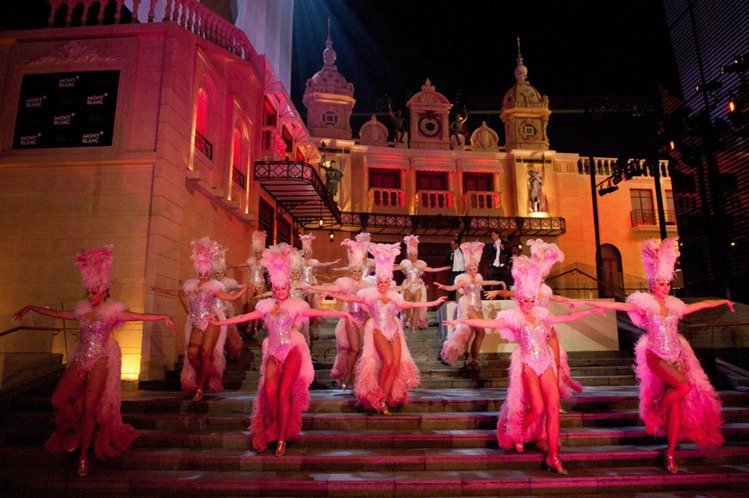 萬寶龍將北京三里屯概念店改造如迷你摩納哥酒店和賭場，並獻上精彩歌舞表演，讓人恍如時空錯置。圖╱萬寶龍提供