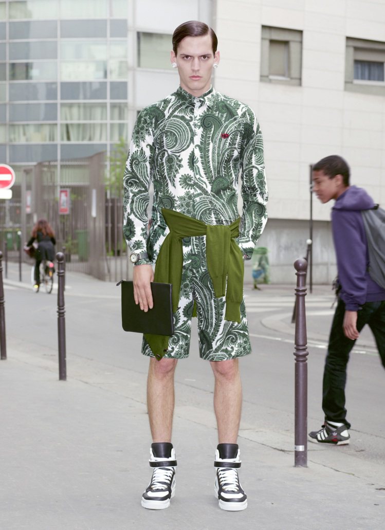 Givenchy 2013早春男裝以變形蟲為主要印花圖樣。圖／Givenchy提供