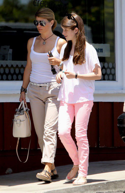 女星羅莉洛的女兒穿著亮粉紅窄管褲搭白色寬鬆T，展現甜美的青春氣息，還特別塗上桃紅指甲油做搭配。圖／達志影像