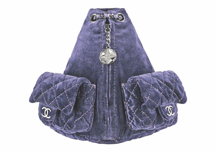 水晶紫絨布後背包，61,500元。圖／CHANEL提供