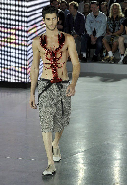 John Galliano2013春夏男裝龍蝦裝。圖／達志影像