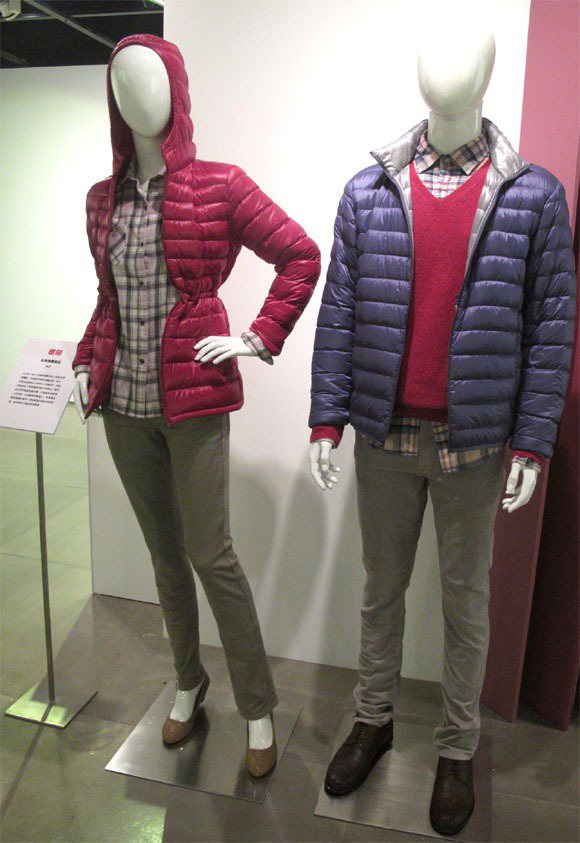 極輕羽絨外套新推出「束腰款式」（左）。記者吳曉涵／攝影