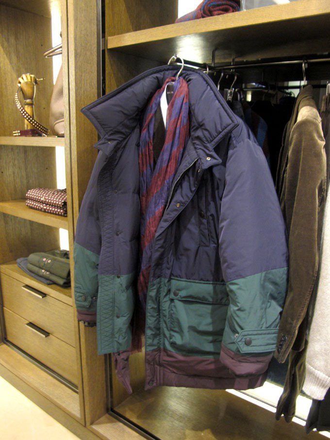 男裝大衣以藍、紫、綠色拼接出活潑又穩重的質感。記者吳曉涵／攝影