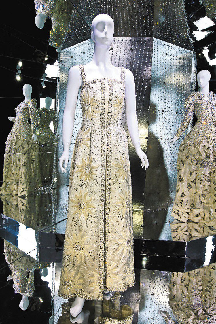「時尚之殿」展示自1960年代迄今與各時尚品牌合作的華美時裝，此為Christian Dior骨董衣。圖／SWAROVSKI
提供