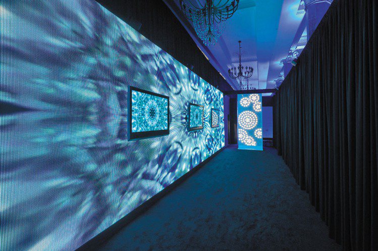 走進藝術展最先經過的「晶光隧道」，LED光源牆面和鑲有23,000顆水晶的蜂巢牆，光影交錯炫目。圖／SWAROVSKI提供