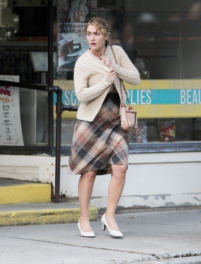 凱特溫絲蕾穿著漸層格紋洋裝，流露復古味。圖／擷取自ranqer.com
