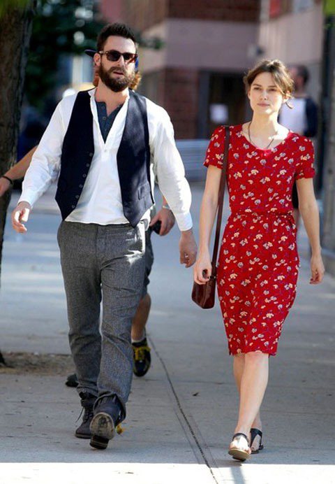 綺拉在片中換了許多件洋裝，大多是走復古路線。右為演員Mark Ruffalo。圖／擷取自zimbio.com