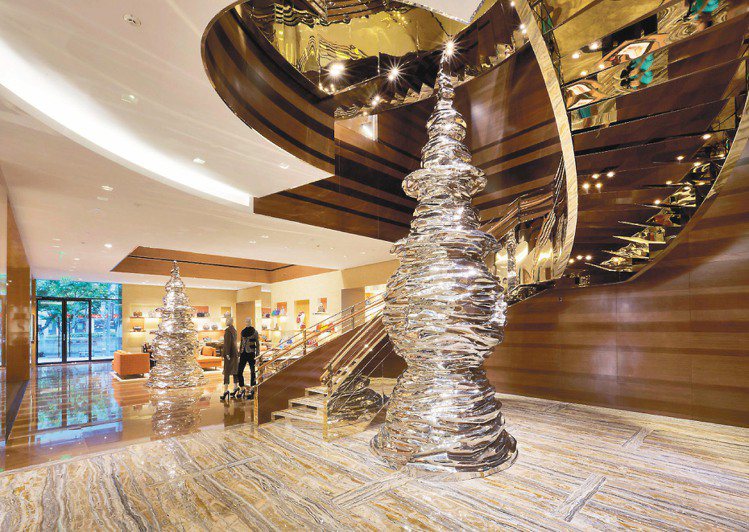LV上海恆隆廣場店1樓入口，擺設大陸藝術家邱志傑的「三潭映月」雕塑作品。圖／LV提供