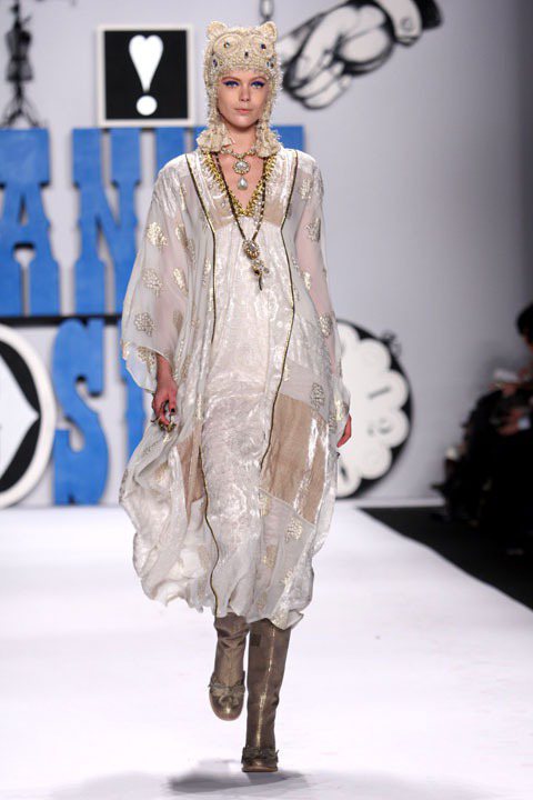 ANNA SUI 2012秋冬融入好萊塢玉婆伊麗莎白泰勒的風韻，展現70年代奢華浪漫設計。圖／ANNA SUI提供