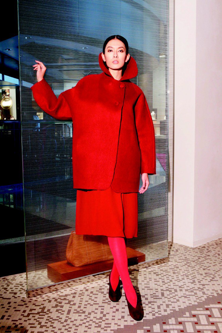 秋冬女裝推出手工編織披毯羊毛氈外套，全台限量2件，31萬5,000元、紅色絲質連身洋裝16萬元。圖／愛馬仕提供