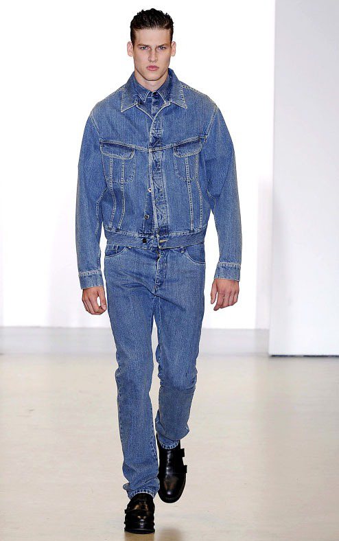 Calvin Klein本季加入了品牌的經典Jeans風格，牛仔襯衫、牛仔褲的整身單寧搭配牛仔外套或棒球外套，帶出本季九○年代風格的回歸。圖／達志影像
