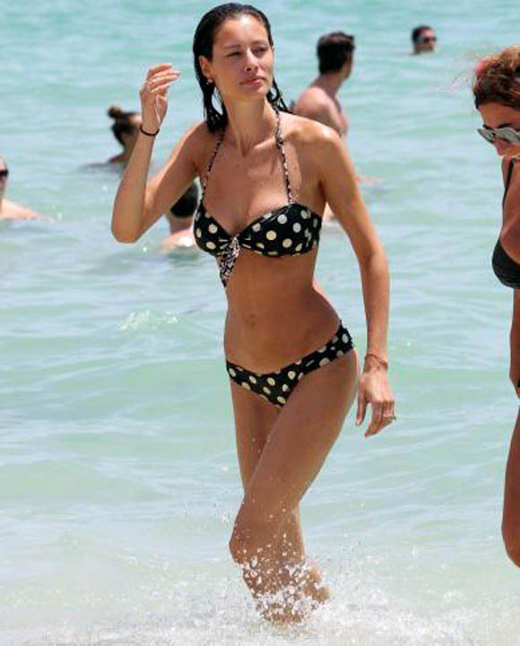 Eros Ramazzotti的女友Marica Pellegrinelli穿黑底白圓點比基尼，胸前綁帶設計更有度假陽光氣息。圖／擷取自people.fr/