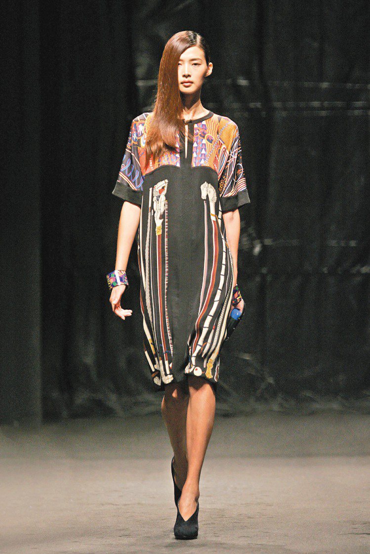 愛馬仕的絲巾洋裝，是近幾季最受歡迎的單品。圖／HERMES提供