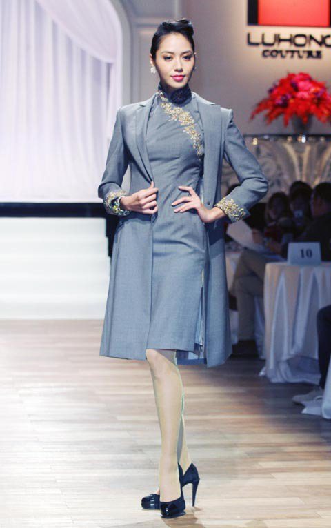 白歆惠以一身灰色西裝材質的旗袍，搭配長版外套登場。記者陳俊吉／攝影