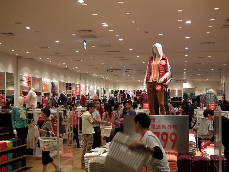 日本UNIQLO平價服飾看好桃園市場潛力，繼台茂店開幕後吸引客戶光顧業績長紅，UNIQLO將在本月中旬再開設2家分店。記者曾增勳／攝影