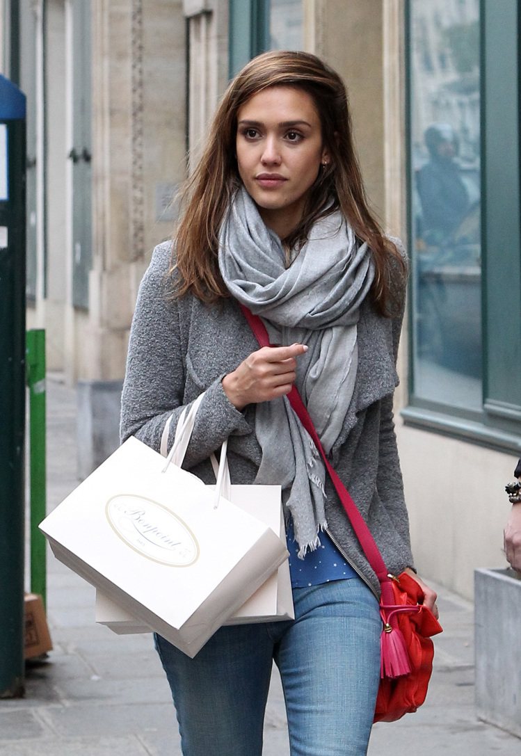 先前潔西卡艾芭也趁著前往巴黎參加活動的空檔前往Bonpoint巴黎旗艦店朝聖，被媒體直擊提著兩大袋Bonpoint商品步出店外。圖／she.com.tw提供