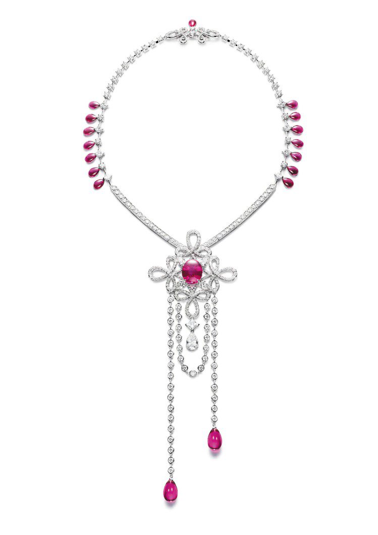 Couture Precieuse項鍊，以布萊登堡結飾為靈感，鑲嵌總重38.73克拉水滴形切割紅碧璽 ，搭配圓、梨形和方形鑽石。圖／PIAGET提供