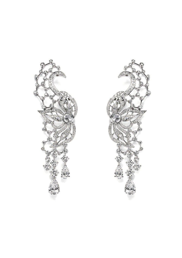 Couture Precieuse18K白金耳環，鑲嵌270顆圓形美鑽，以及梨形、玫瑰形和方形切割鑽石 。圖／PIAGET提供